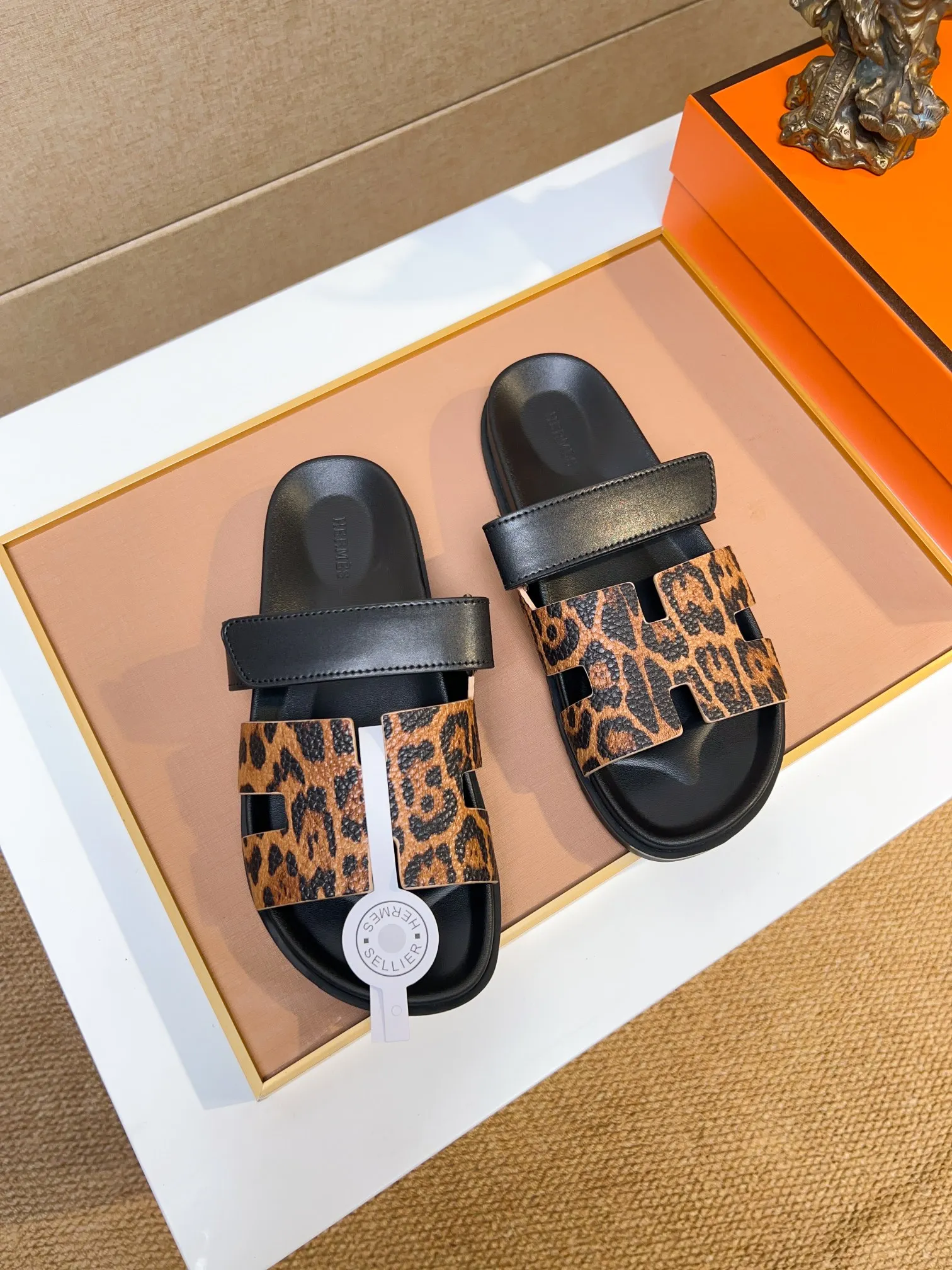 Men's clothing and shoes 💰340 💅💅💅 new arrival. Hermes Hermes official website latest counter synchronized new oran color leather H slippers, the original Paris version flew back to the original model and opened the mold to make it perfectly🍌The highest quality Sincerity, you can enter and leave the counter at will [Deyi] The upper is made of original customized  colored palm prints, crocodile print, ostrich print, colored cow leather, colored cow suede, 🤔 horse hair, 🥳 colored diamonds, 🥰 3D printing, and other genuine leather slippers, imported cow pattern foot pad lining, Italian  latest original genuine leather combination outsole Code number: 38-48 (customized at 46.47.48) Can be made into picture combination sole with genuine leather pattern and ordinary molded outsole